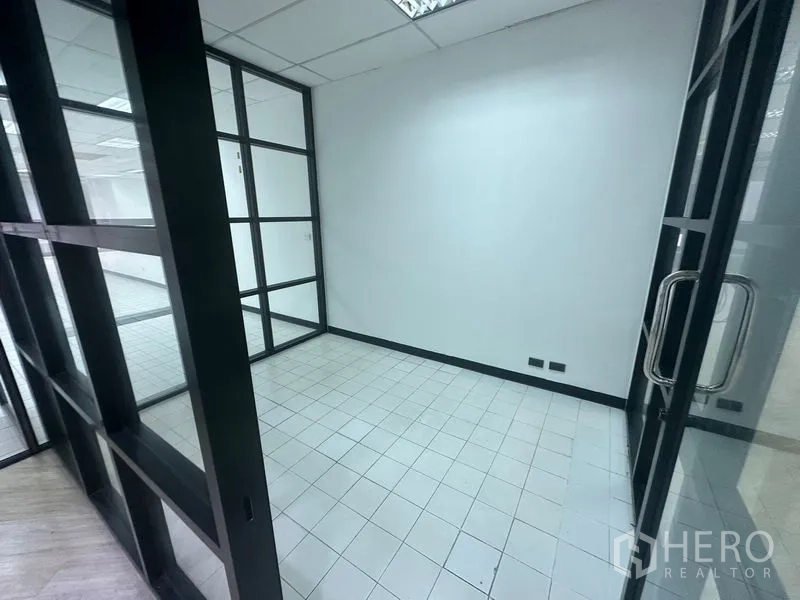 办公空间 出租在Din Daeng, Bangkok - 玻璃隔断的小型办公室，白色瓷砖地面与白墙。