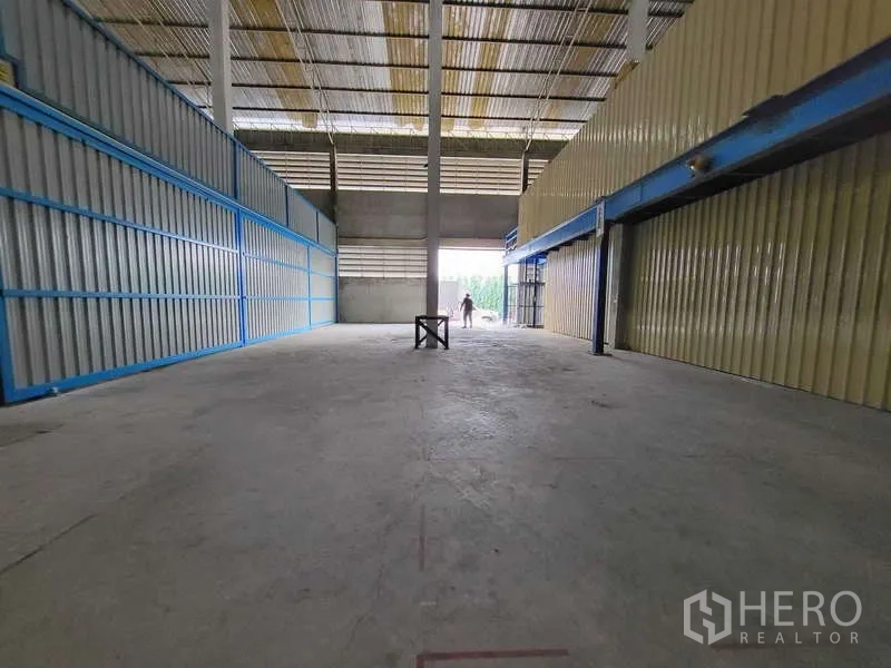 Warehouse for rent in Sam Phran, Nakhon Pathom - Spacious warehouse interior featuring high clear height, ventilated roof and smooth concrete floor.