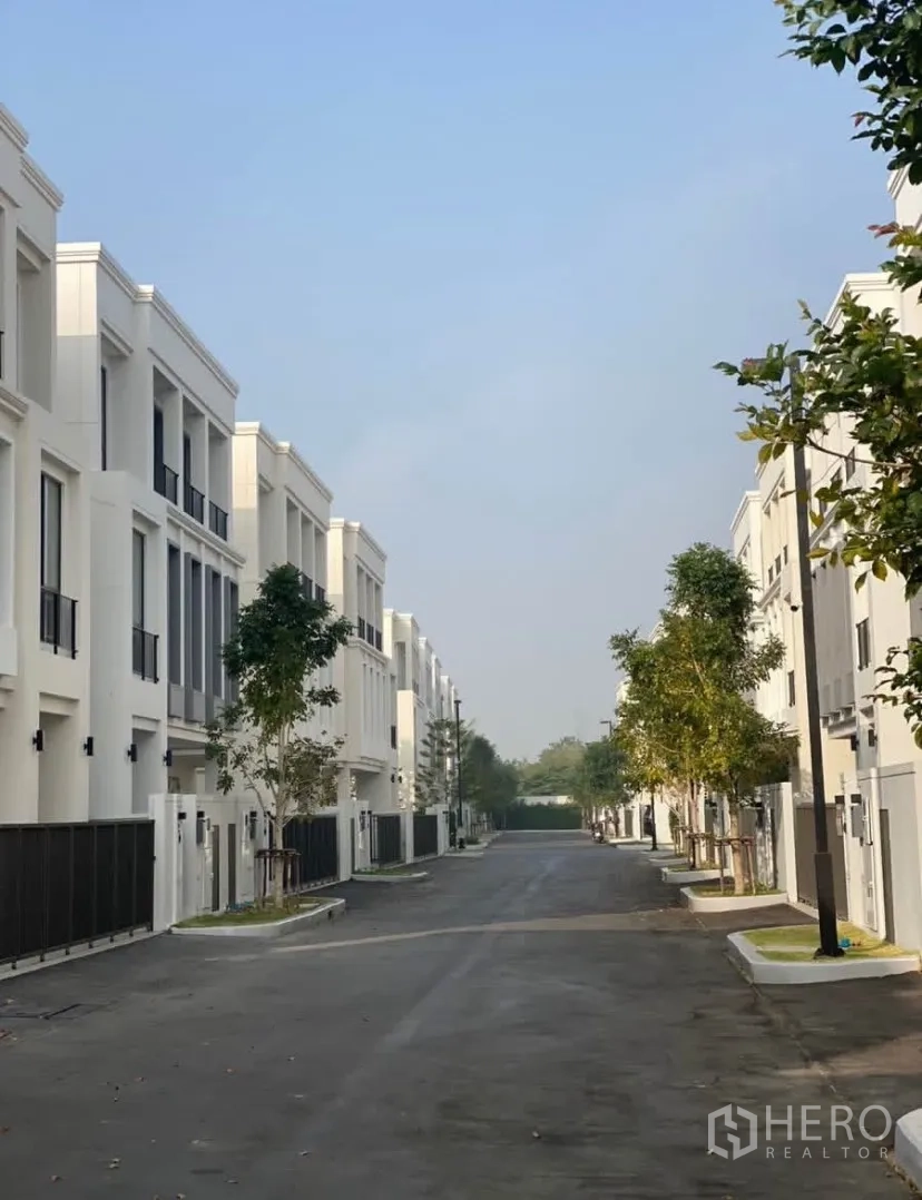 บ้านเดี่ยว for rent or sale in Lat Krabang, Bangkok - ถนนส่วนกลางร่มรื่นในโครงการบ้านสไตล์โมเดิร์น ระบบรักษาความปลอดภัย