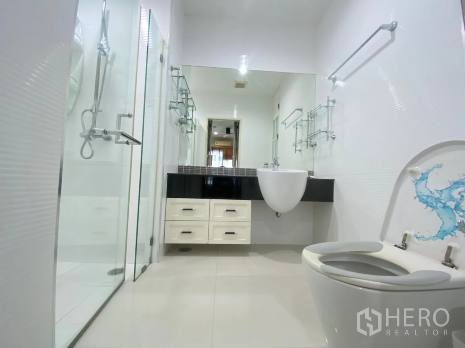 คอนโด ให้เช่าในBang Kapi, Bangkok - ห้องน้ำที่สอง เคาน์เตอร์ยาวท็อปสีดำ ฝักบัวกั้นกระจก ผนังสีขาว
