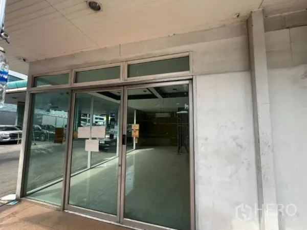 พื้นที่ขายปลีก ให้เช่าในKhlong Toei, Bangkok - ทางเข้าร้านหน้ากระจกบานเลื่อน พื้นกระเบื้อง มองเห็นลานจอดรถด้านนอก