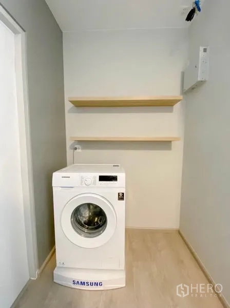 独立式住宅 出租在Prawet, Bangkok - 洗衣角落，配前置式洗衣机与壁架