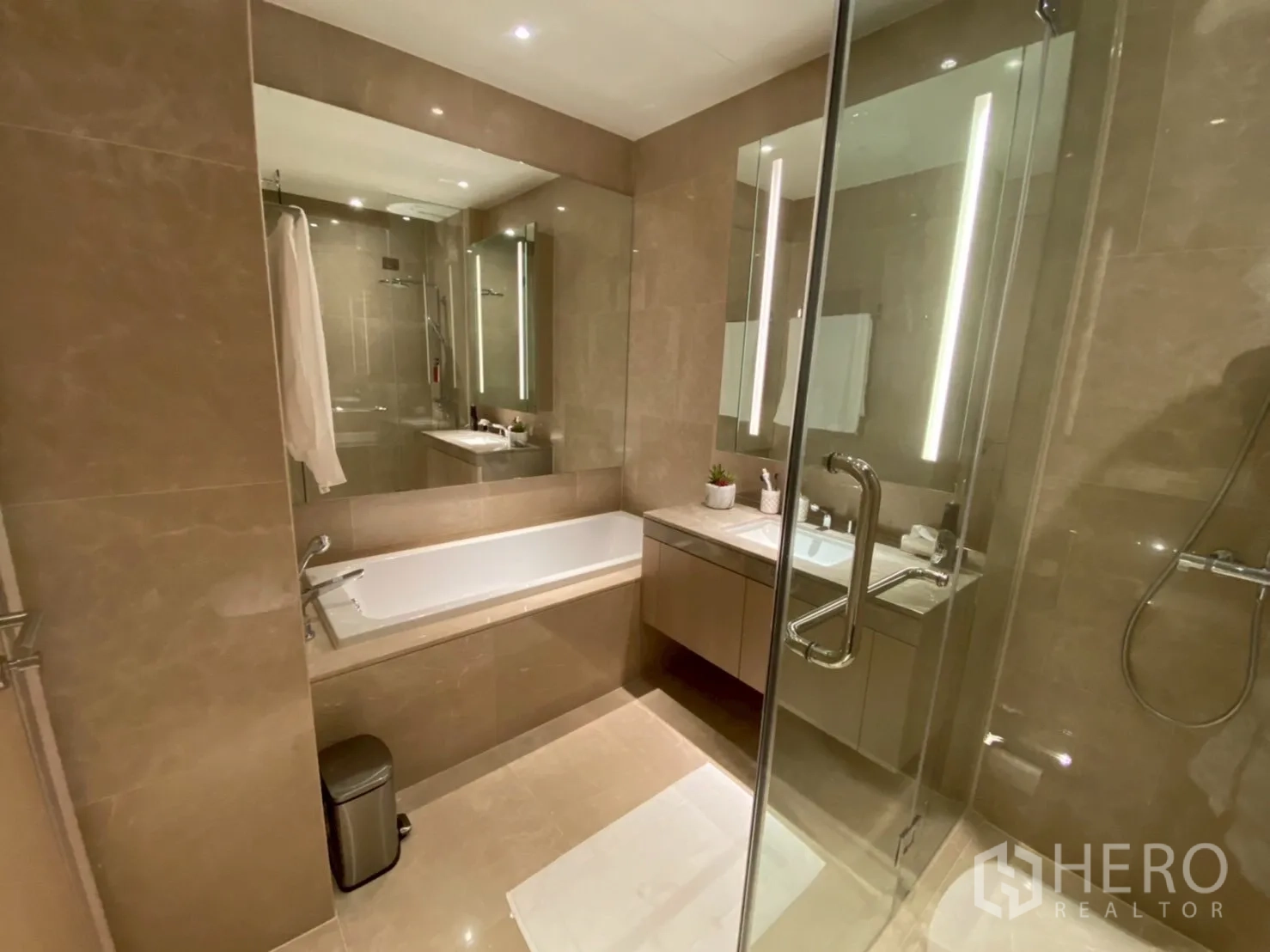 คอนโด ให้เช่าในKhlong San, Bangkok - ห้องน้ำพร้อมฝักบัวกระจกแยกส่วน อ่างอาบน้ำ และเคาน์เตอร์กระจกกว้าง