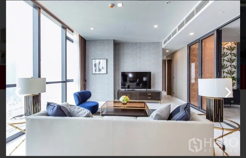 คอนโด ให้เช่าหรือขายในWatthana, Bangkok - ห้องนั่งเล่นร่วมสมัย ชุดโซฟา โคมไฟข้างโต๊ะสีทอง โต๊ะกลาง และหน้าต่างพาโนรามา