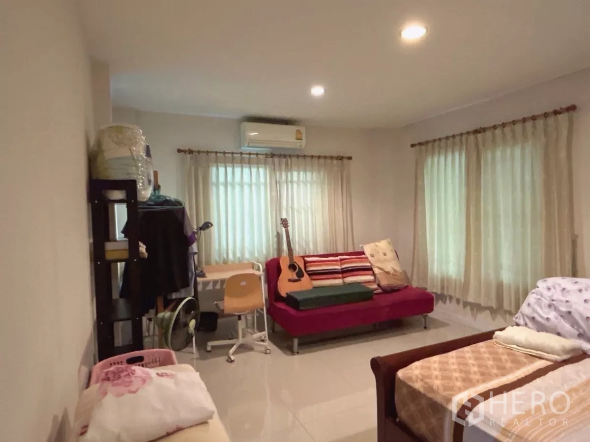 บ้าน ขายในBang Kapi, Bangkok - อีกมุมของห้องนอนที่สองเห็นมุมทำงานและพื้นที่นั่งเล่น