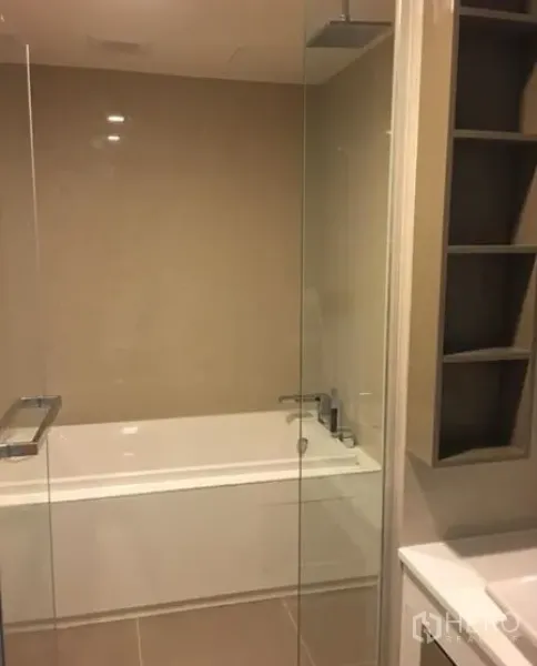 公寓 出租或出售在Watthana, Bangkok - 现代浴室，玻璃隔断与全尺寸浴缸