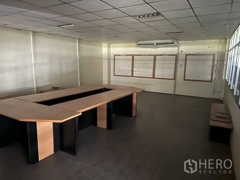Factory for rent in Pathum Thani - Office and meeting room with U-shaped table, air-conditioning and wall-mounted boards.