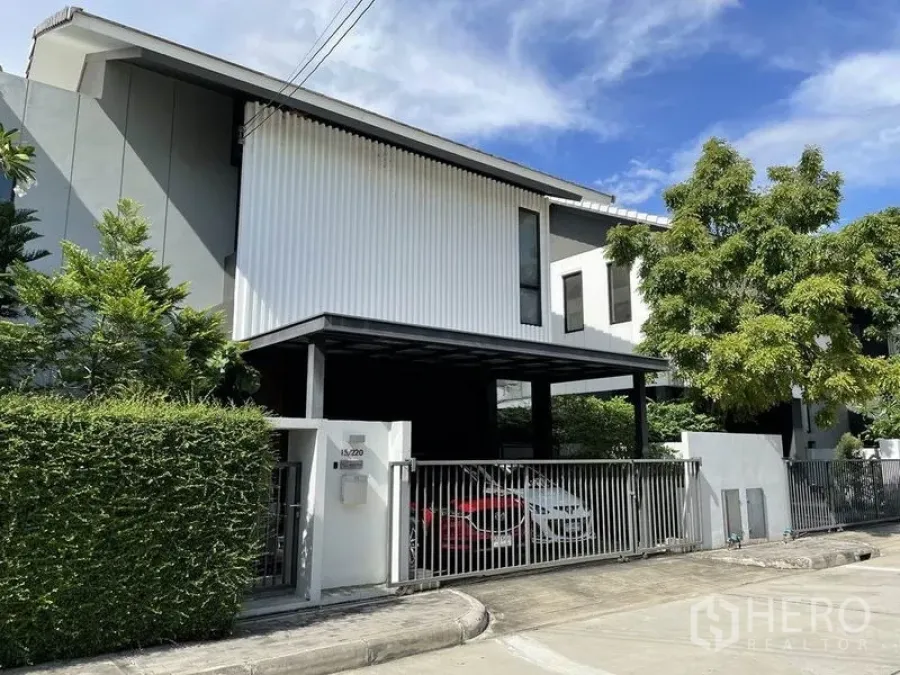 บ้าน ขายในSai Mai, Bangkok - บ้านเดี่ยวสองชั้นสไตล์โมเดิร์นในสายไหม พร้อมประตูรั้ว พุ่มไม้ และที่จอดรถมีหลังคา