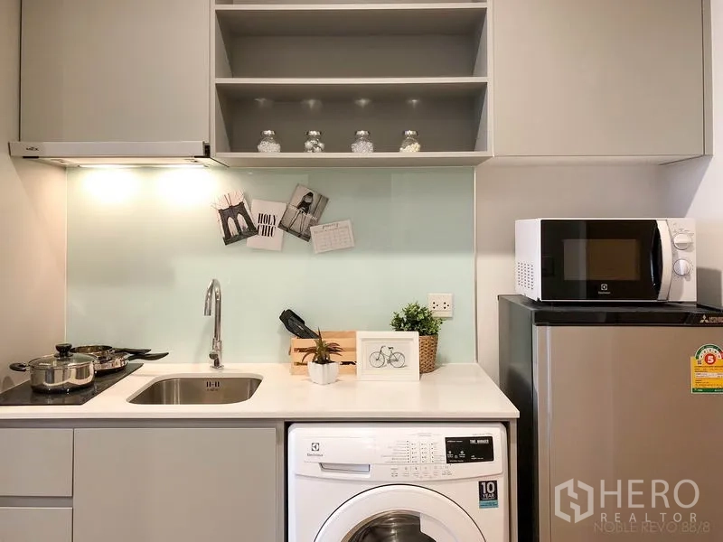 คอนโด ให้เช่าหรือขายในBang Rak, Bangkok - ครัวขนาดกะทัดรัด มีอ่างล้างจาน เตาไฟฟ้า ไมโครเวฟ ตู้เย็น และเครื่องซักผ้า