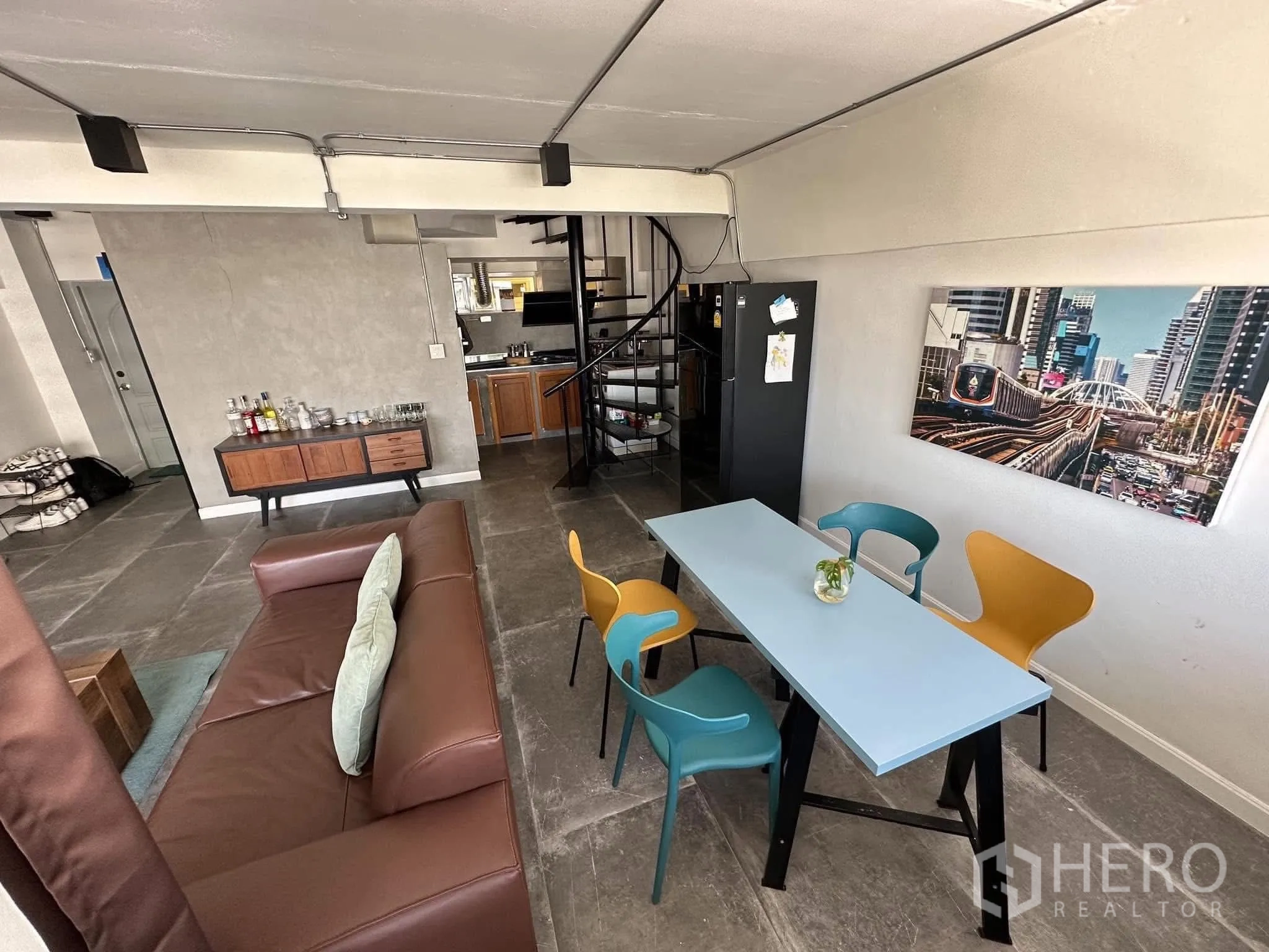 คอนโด ให้เช่าในWatthana, Bangkok - โต๊ะทานอาหารพร้อมเก้าอี้สีสัน มองเห็นครัวและบันไดเวียน