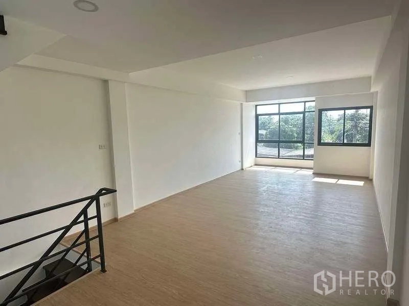 สำนักงานที่บ้าน ขายในBang Yai, Nonthaburi - ห้องเอนกประสงค์ชั้นบน สว่าง โปร่ง พร้อมราวบันไดเหล็กและหน้าต่างบานใหญ่