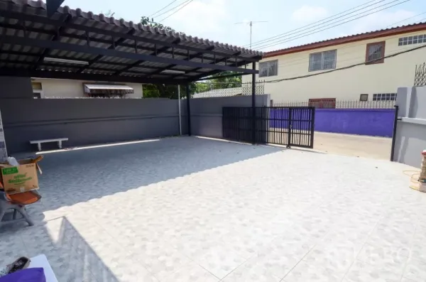 สำนักงานที่บ้าน ให้เช่าในLat Phrao, Bangkok - ทางเข้าลานจอดรถปูกระเบื้องกว้าง พร้อมหลังคาและประตูรั้ว