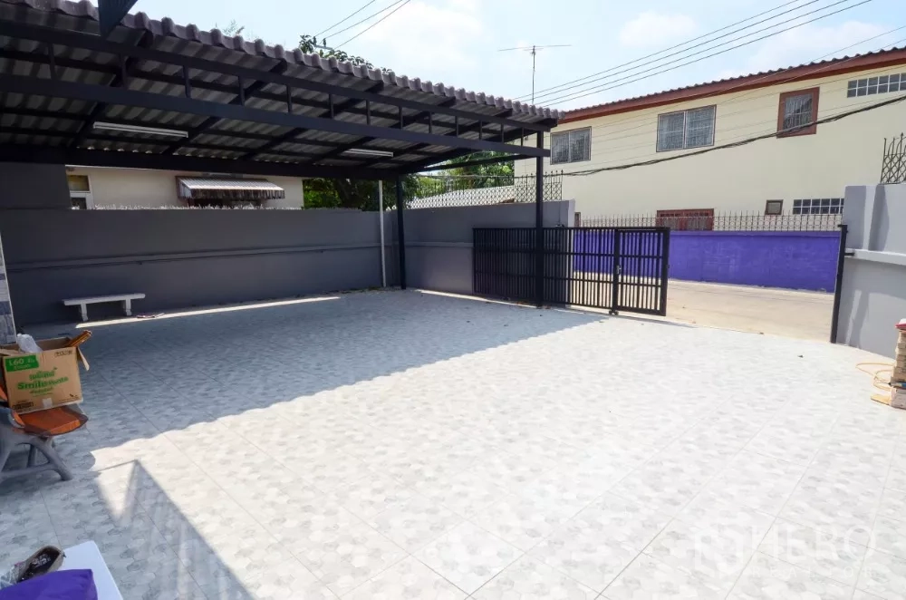 สำนักงานที่บ้าน ให้เช่าในLat Phrao, Bangkok - ทางเข้าลานจอดรถปูกระเบื้องกว้าง พร้อมหลังคาและประตูรั้ว