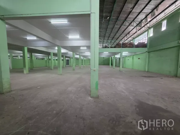 คลังสินค้า ให้เช่าในBang Khun Thian, Bangkok - พื้นที่เก็บของกว้าง ไฟฟลูออเรสเซนต์ หลังคาเมทัลชีท พร้อมชั้นลอย