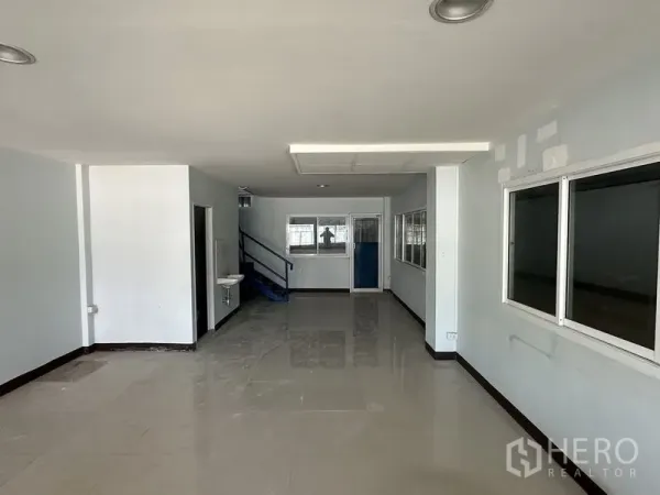 คลังสินค้า ให้เช่าในBueng Kum, Bangkok - พื้นที่สำนักงานชั้นล่าง พื้นกระเบื้อง หน้าต่างหลายบาน และทางเข้าบันได