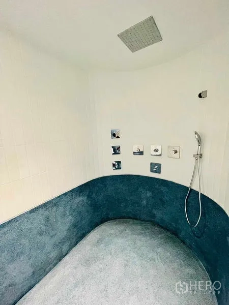 คอนโด ให้เช่าในKhlong San, Bangkok - ห้องอาบน้ำสไตล์สตีมรูม ผนังโค้ง เรนชาวเวอร์และแผงควบคุม