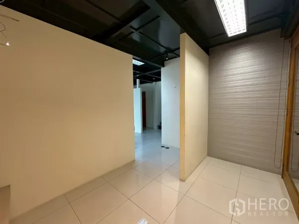 สำนักงาน ให้เช่าในKhlong Toei, Bangkok - โถงทางเข้าออฟฟิศดูเพล็กซ์ พื้นกระเบื้องเงา เพดานเปิดสีดำ