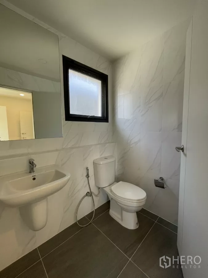 Detached House for rent in Bang Phli, Samut Prakan - Guest powder room with window and wall-hung basin.