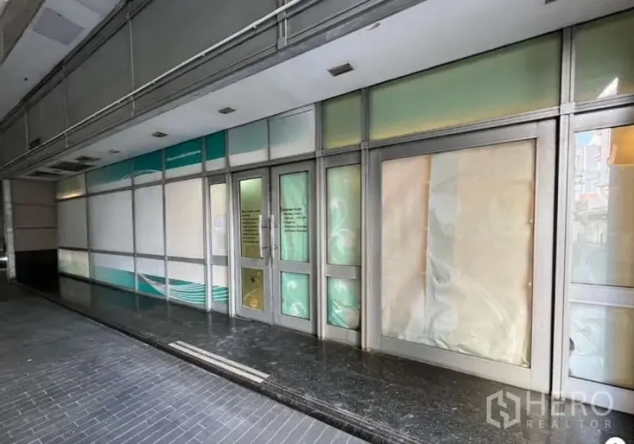零售空间 出租 - 帕吞旺区近BTS Phloen Chit的临街商铺门面，宽幅玻璃与双开门，带有有顶人行道。