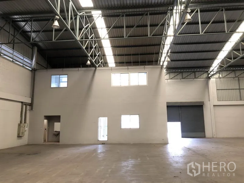工厂 出租在Pathum Thani - 仓库内设两层办公室模块与装卸门