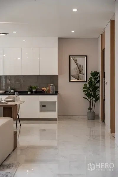 บ้าน ให้เช่าหรือขายในYan Nawa, Bangkok - แพนทรีสีขาวเงาพร้อมพื้นที่รับประทานอาหารและตู้บิลท์อิน