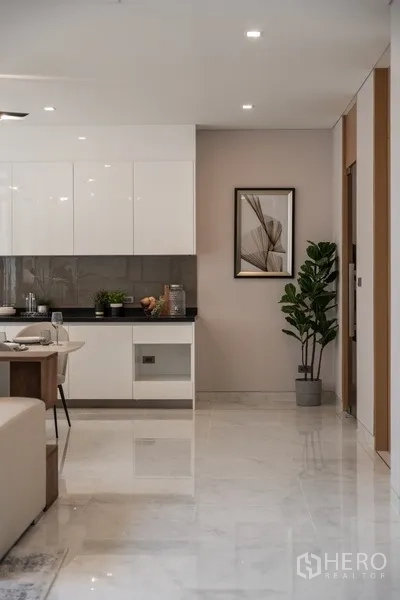 บ้าน ให้เช่าหรือขายในYan Nawa, Bangkok - แพนทรีสีขาวเงาพร้อมพื้นที่รับประทานอาหารและตู้บิลท์อิน
