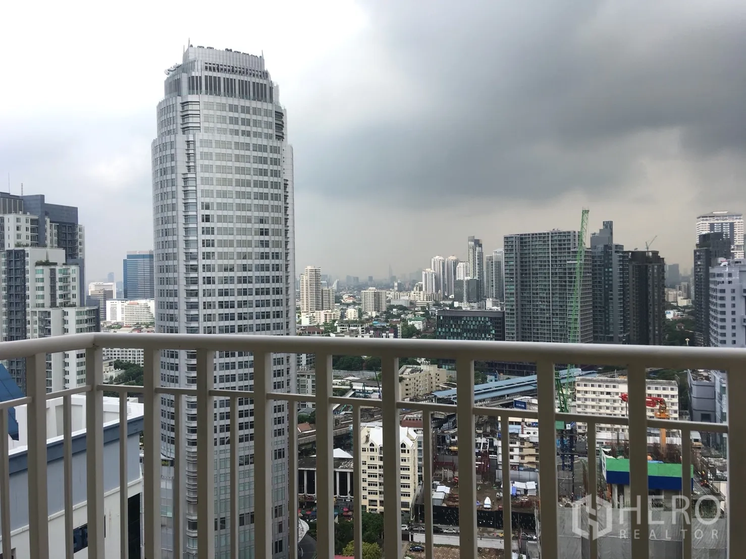 คอนโด ให้เช่าหรือขายในWatthana, Bangkok - ระเบียงชั้นสูง มองเห็นวิวสกายไลน์กรุงเทพฯ แบบพาโนรามา