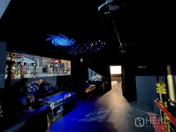 零售空间 出租 - 休息区配蓝色LED星空顶和皮质沙发。