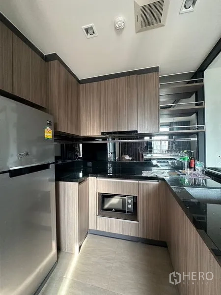 คอนโด ให้เช่าในWatthana, Bangkok - ครัวสมัยใหม่รูปตัว U ตู้ลายไม้ ท็อปหินสีดำ พร้อมตู้เย็น