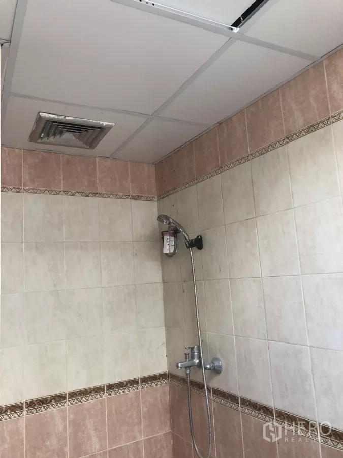 สำนักงานที่บ้าน ให้เช่าในPhra Khanong, Bangkok - มุมอาบน้ำฝักบัว ผนังกระเบื้องสีเบจ พร้อมช่องระบายอากาศเพดาน