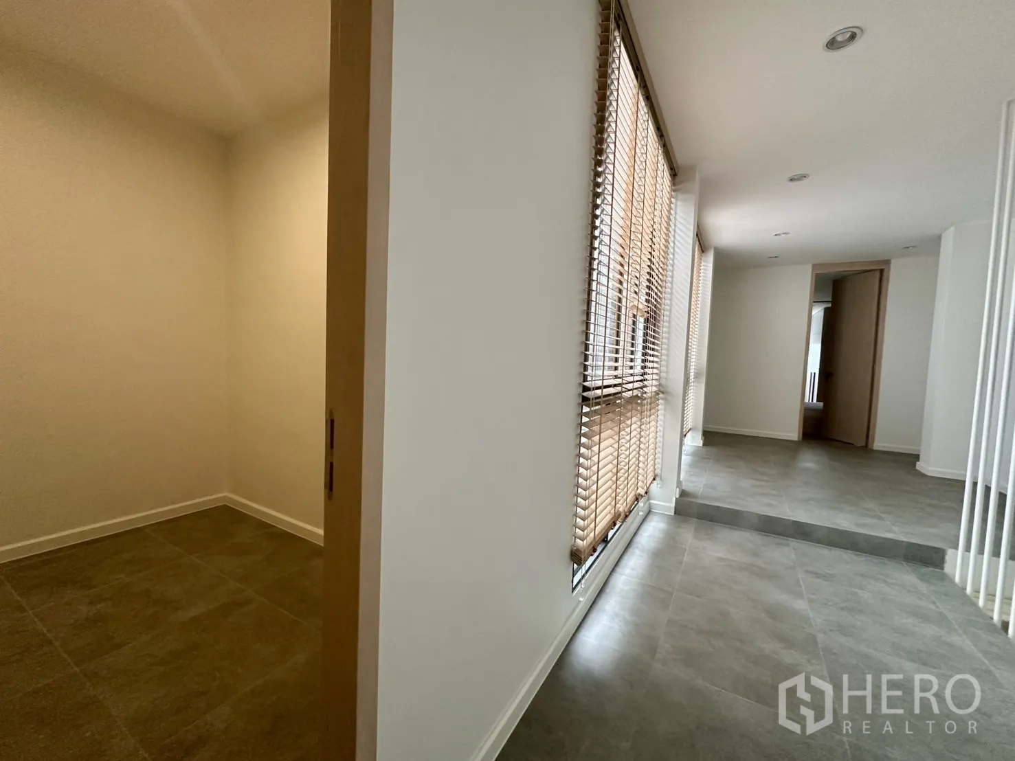 带办公室的家 出租在Phra Khanong, Bangkok - 走廊转角处设小型储藏室入口。