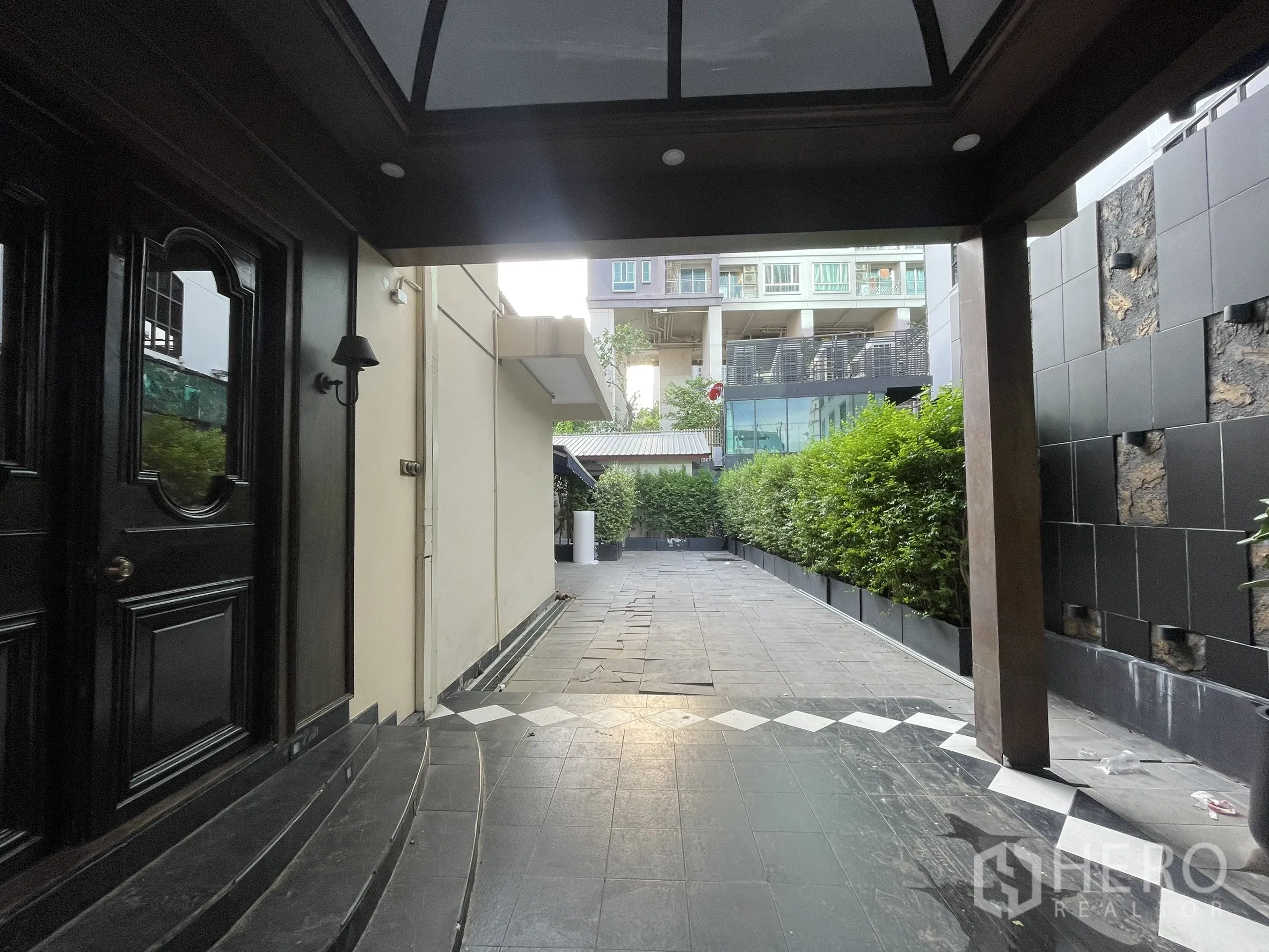 Detached House for rent - Tiled courtyard and driveway bordered by tall privacy hedges.