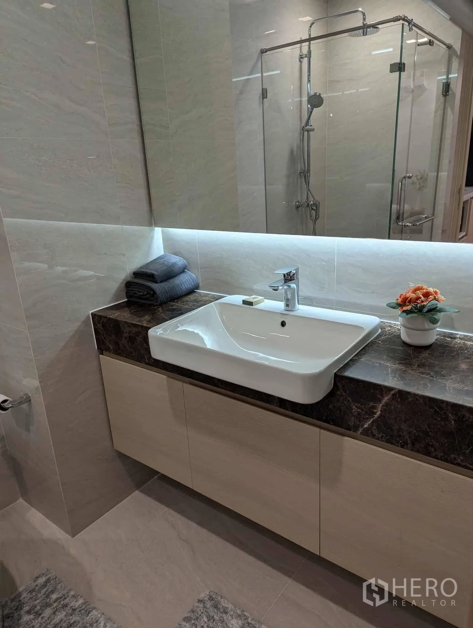 公寓 for rent in Watthana, Bangkok - 现代卫浴，玻璃淋浴间、大镜面与石面洗手台。
