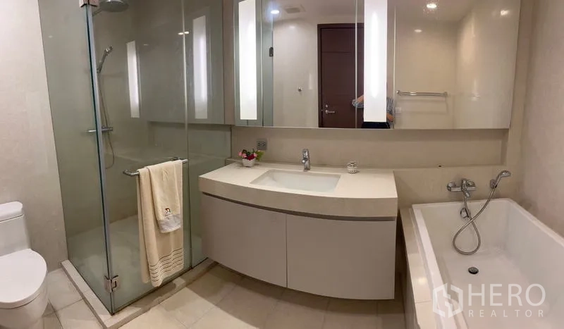 คอนโด ให้เช่าในWatthana, Bangkok - ห้องน้ำร่วมสมัย พร้อมตู้กระจกอาบน้ำ อ่างอาบน้ำ และเคาน์เตอร์ยาว