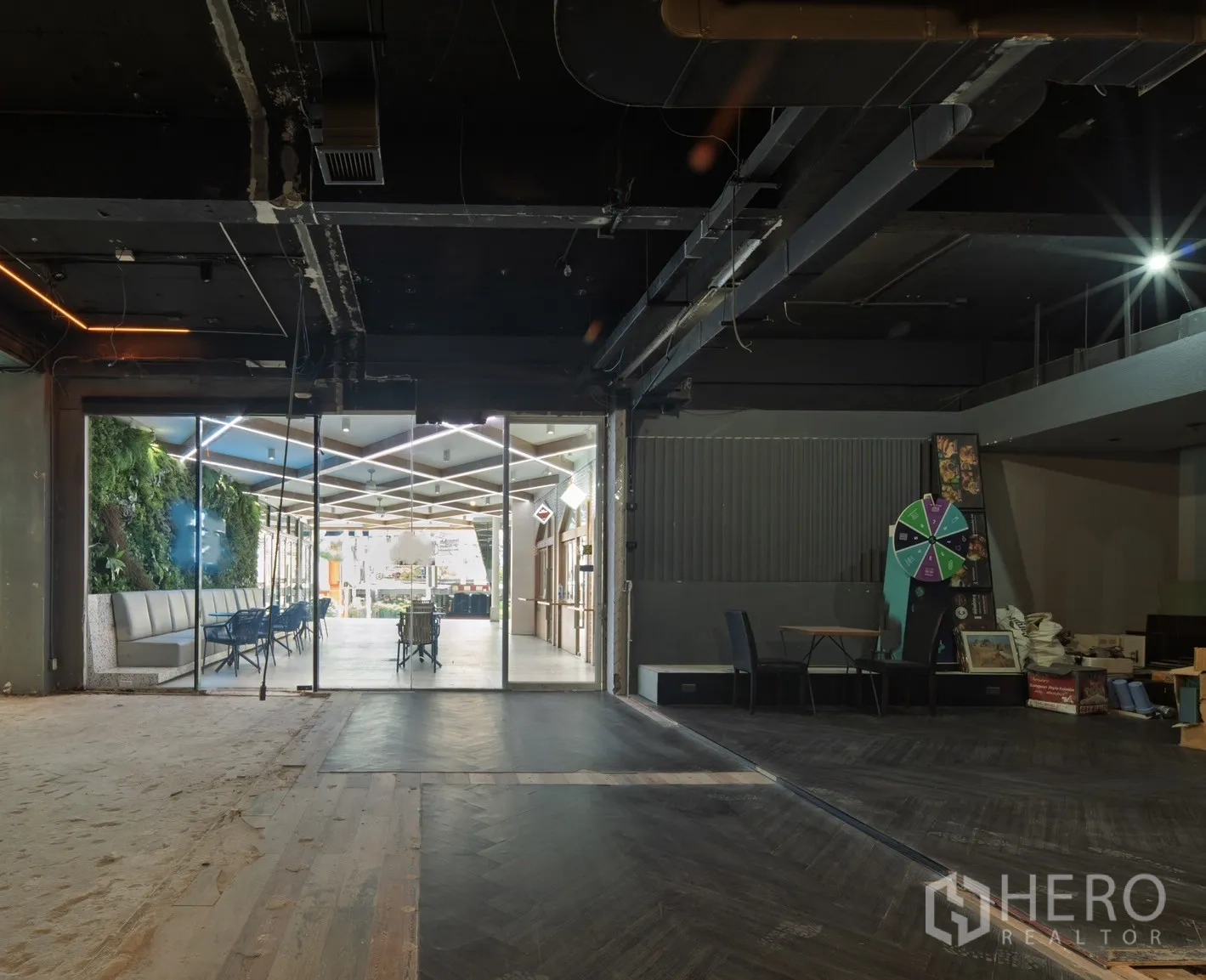 零售空间 出租在Watthana, Bangkok - 原始状态的零售室内，玻璃门面连通明亮中庭与立体绿植区。