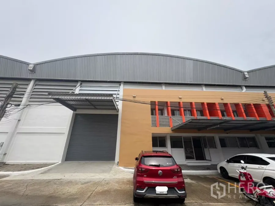 工厂 出租在Bang Phli, Samut Prakan - 邦普里现代工厂仓库外立面，带装卸坡道、卷帘门与停车位。