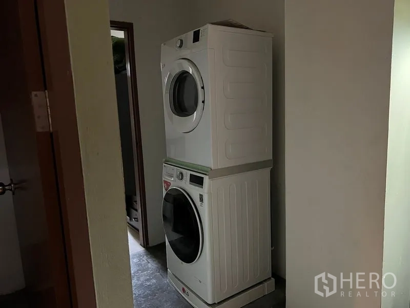 อพาร์ทเมนท์ ให้เช่าในWatthana, Bangkok - พื้นที่ซักล้างพร้อมเครื่องซักและอบผ้าแบบซ้อน