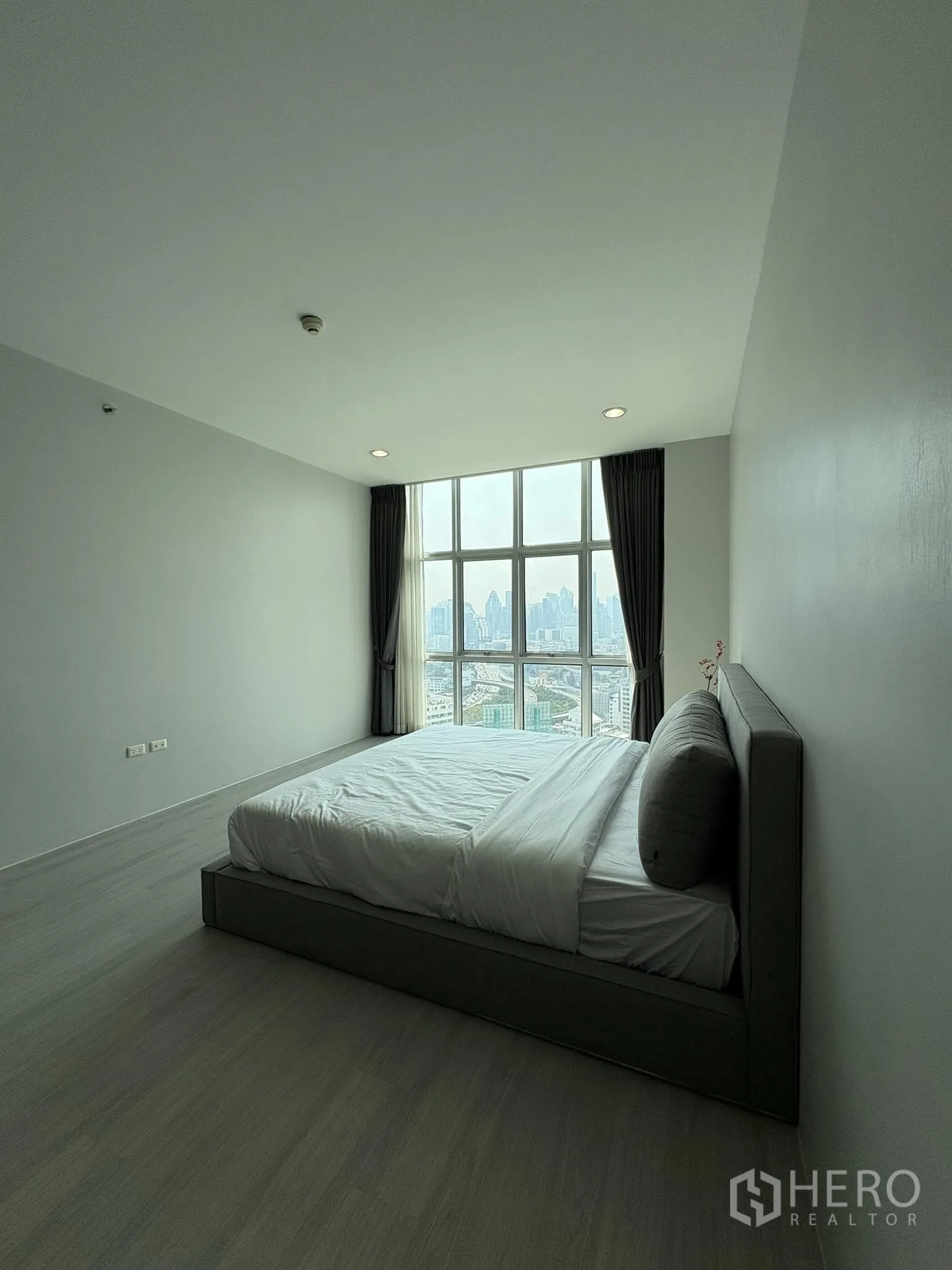 คอนโด for rent in Ratchathewi, Bangkok - ห้องนอนสว่างพร้อมหน้าต่างพาโนรามาและวิวเมืองกรุงเทพฯ