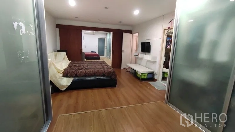 ทาวน์เฮาส์ ให้เช่าในWatthana, Bangkok - ห้องนอนมาสเตอร์กว้าง พื้นไม้ กั้นส่วนด้วยกระจกบานเลื่อน
