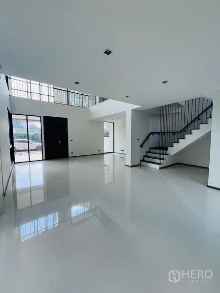 สำนักงานที่บ้าน ขายในBang Khen, Bangkok - โถงทางเข้าดับเบิลสเปซพื้นกระเบื้องเงา บันไดเหล็กสีดำ และประตูกระจก ในโฮมออฟฟิศบางเขน