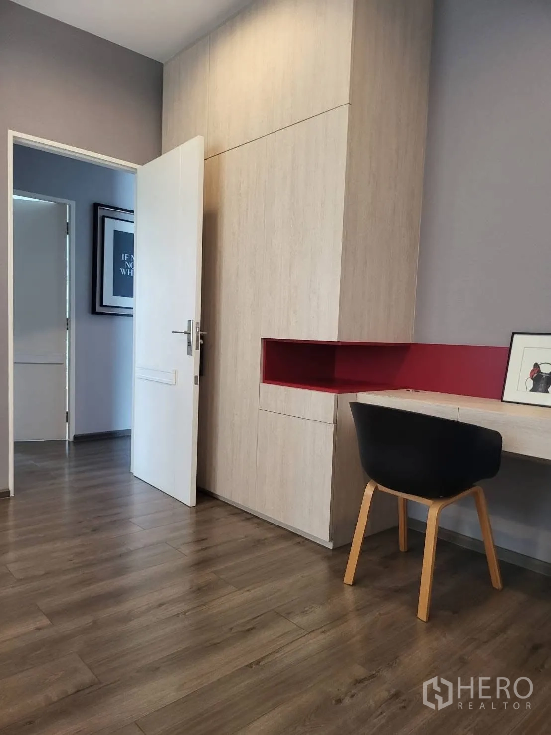 บ้านเดี่ยว for rent in Bang Phli, Samut Prakan - ตู้บิวท์อินและโต๊ะทำงานมองจากประตู ห้องพื้นไม้