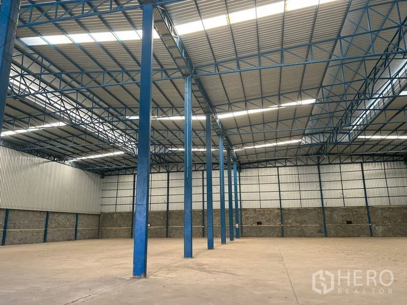 คลังสินค้า ให้เช่าในLat Krabang, Bangkok - พื้นที่โกดังเปิดโล่ง เสาสูง ผนังระบายอากาศ และพื้นคอนกรีตเรียบ