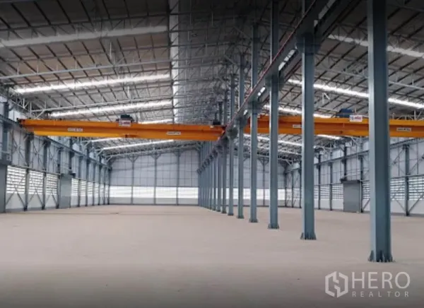 คลังสินค้า ให้เช่าในPhra Nakhon Si Ayutthaya - ภายในโกดังเพดานสูง โครงสร้างเหล็ก มีสกายไลท์และเครนเหนือศีรษะคู่ ที่วังน้อย
