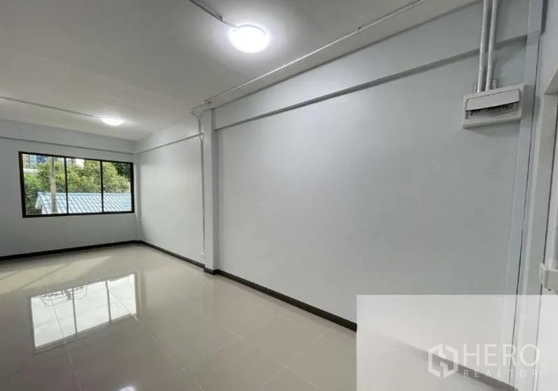 อาคารพาณิชย์ ขายในSuan Luang, Bangkok - ห้องรับแสงธรรมชาติ มีหน้าต่างมองเห็นเพื่อนบ้าน และพื้นกระเบื้องเงา