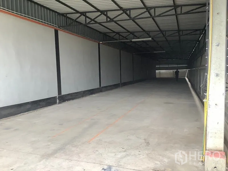 工厂 出租在Ban Phaeo, Samut Sakhon - 深进的覆盖式仓储/停车区，标线清晰。