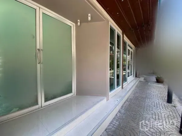 พื้นที่ขายปลีก ให้เช่าในKhlong Toei, Bangkok - ด้านหน้าชั้นล่าง ประตูกระจกบานเลื่อนฝ้า พร้อมทางเข้าแบบกระเบื้อง