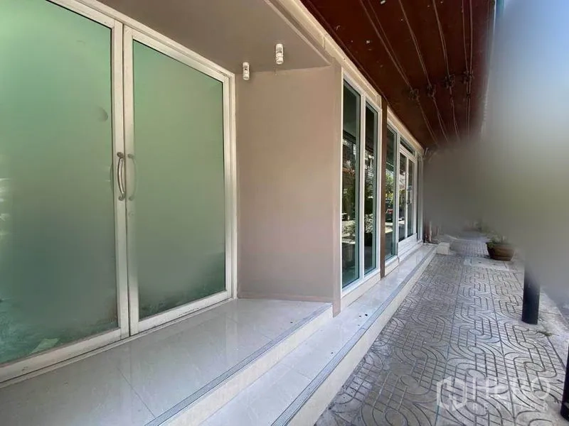 พื้นที่ขายปลีก ให้เช่าในKhlong Toei, Bangkok - ด้านหน้าชั้นล่าง ประตูกระจกบานเลื่อนฝ้า พร้อมทางเข้าแบบกระเบื้อง