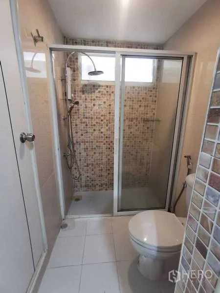 ทาวน์เฮาส์ ให้เช่าในChatuchak, Bangkok - ห้องน้ำขนาดกะทัดรัดพร้อมตู้อาบน้ำกระจกและผนังกระเบื้องโมเสก.