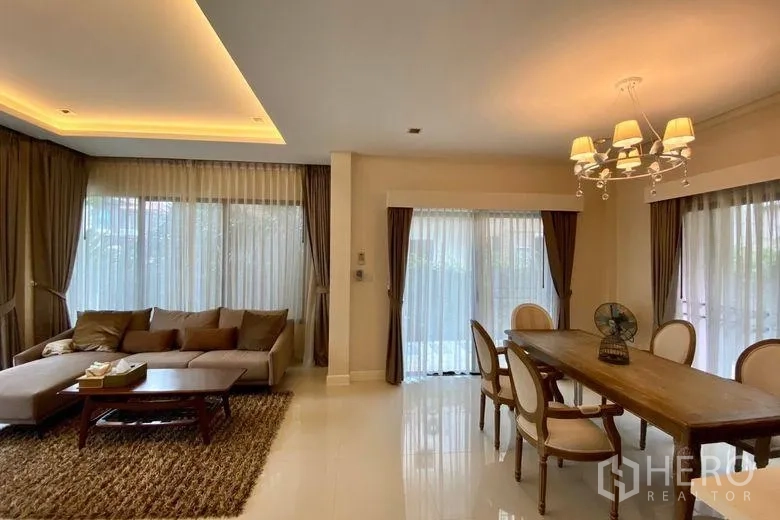 บ้าน ให้เช่าในSai Mai, Bangkok - พื้นที่นั่งเล่นและทานอาหารแบบโอเพ่น ไฟฝ้าซ่อน และหน้าต่างบานใหญ่