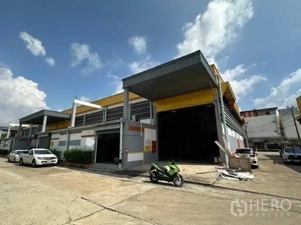 货栈 出租在Khlong Luang, Pathum Thani - 一排现代化仓库，设大挑檐与充足前场停车区。
